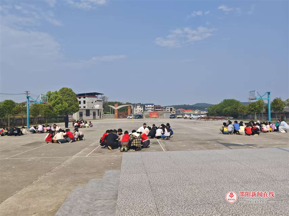 隆回县三阁司镇石笋小学开展地震应急疏散演练与消防安全演练