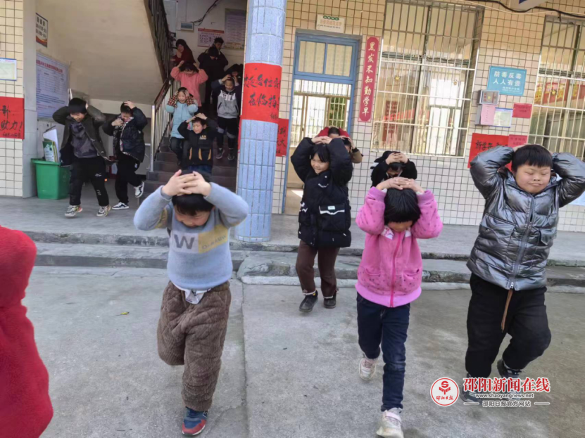 隆回县岩口继志小学开展防震应急疏散演练活动