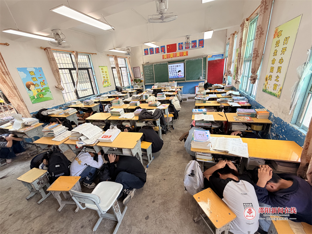 隆回县荷田乡中学开展应急疏散演练活动