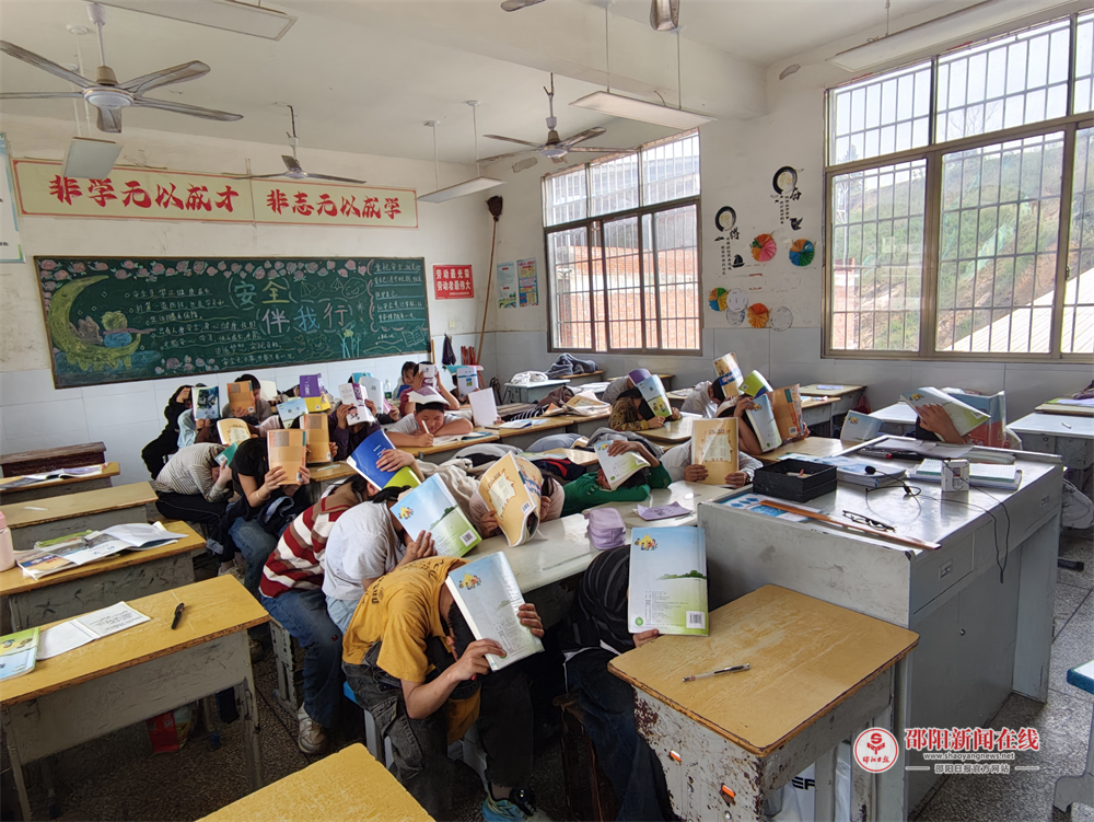隆回县司门前镇石桥铺九年义务制学校开展防雷应急演练