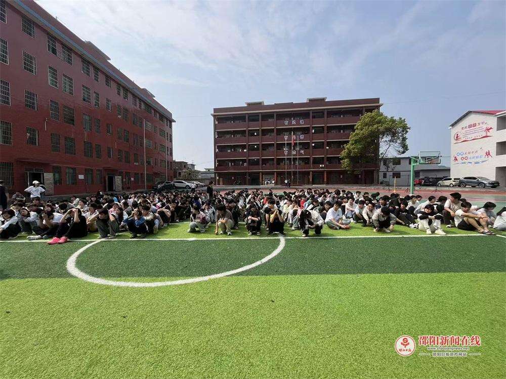 隆回县荷香桥镇桐木桥九年义务制学校开展校园安全应急演练