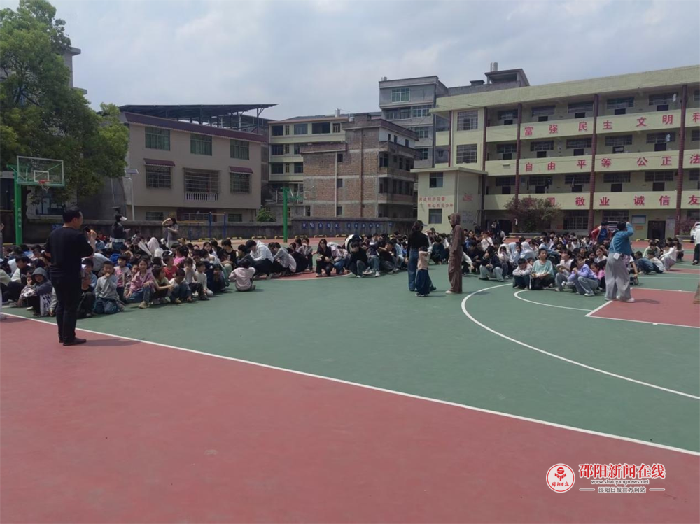 隆回县七江镇建华九年义务制学校开展春季防震消防安全疏散演练