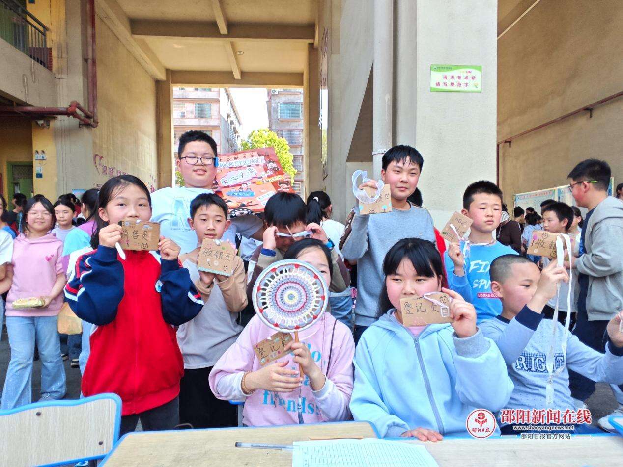 武冈市思源实验学校开展“弘扬和传承雷锋精神 争做新时代好少年”爱心义卖活动
