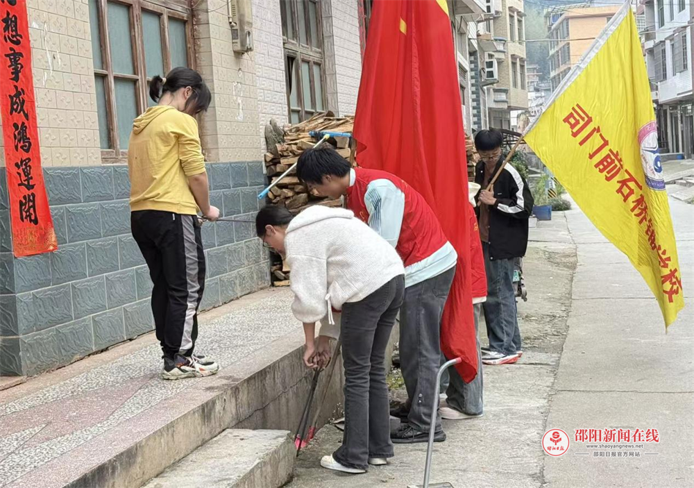 隆回县司门前镇石桥铺九年义务制学校开展校门口义扫志愿服务活动