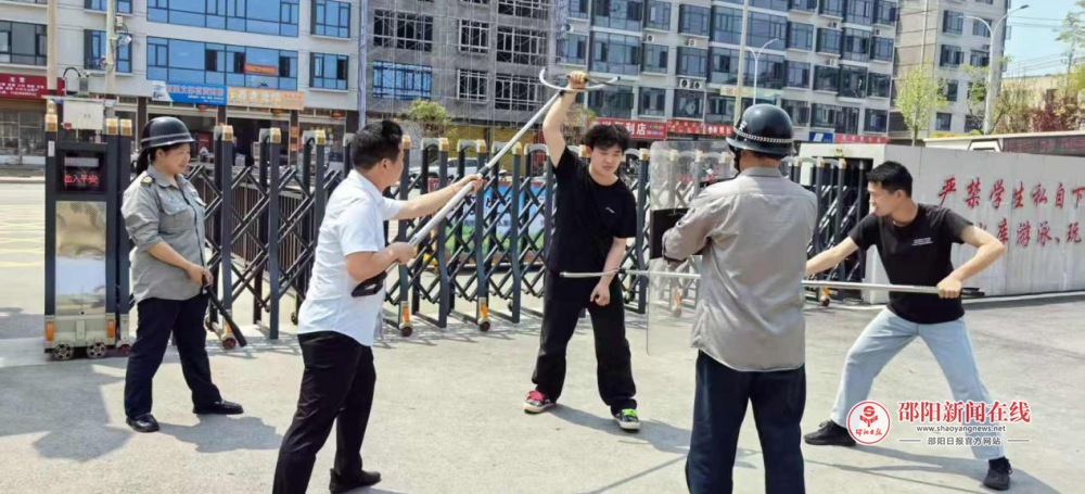 隆回县桃花坪街道城东学校组织开展2026年春季校园防爆反恐应急安全演练