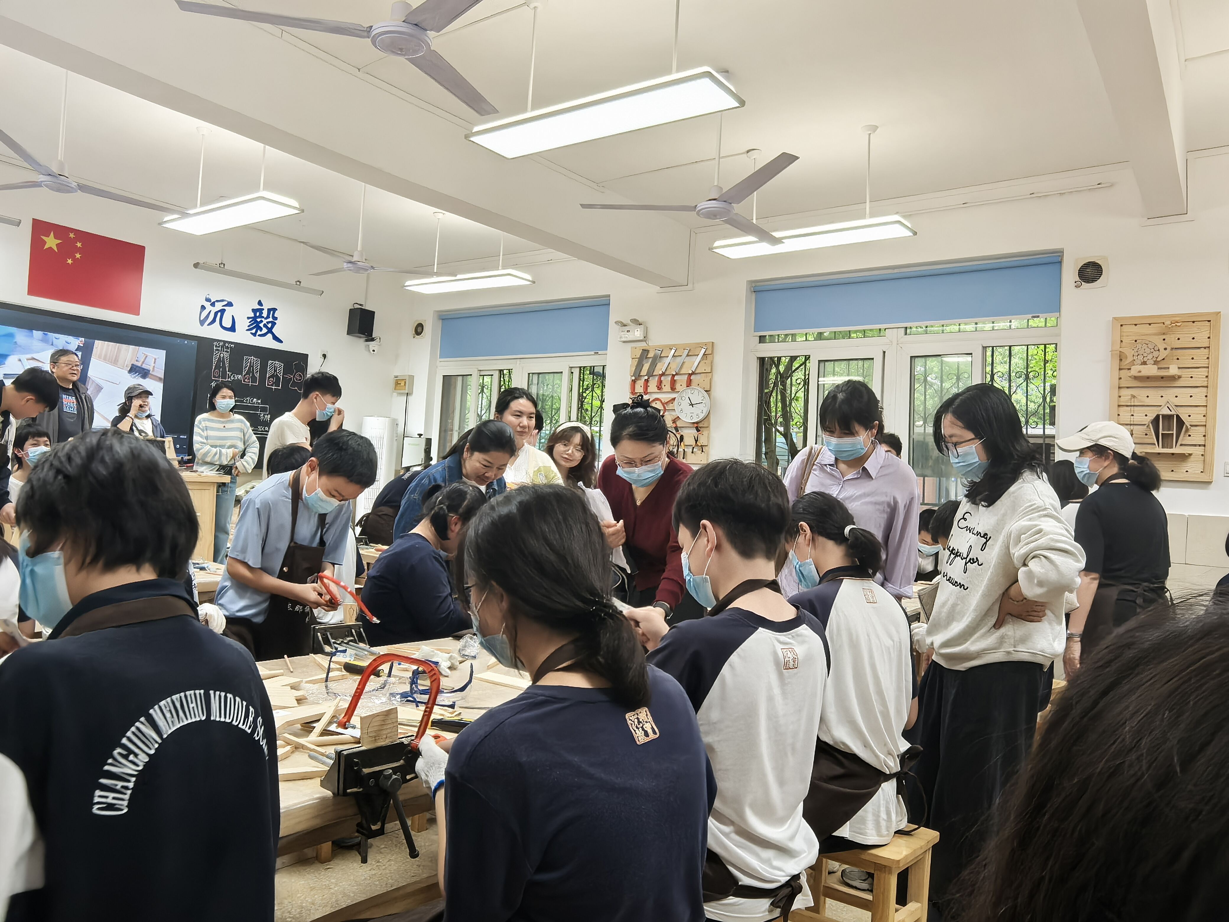 洞口县文昌街道中心校前往长沙长郡梅溪湖中学木工坊劳动实践课观摩纪实