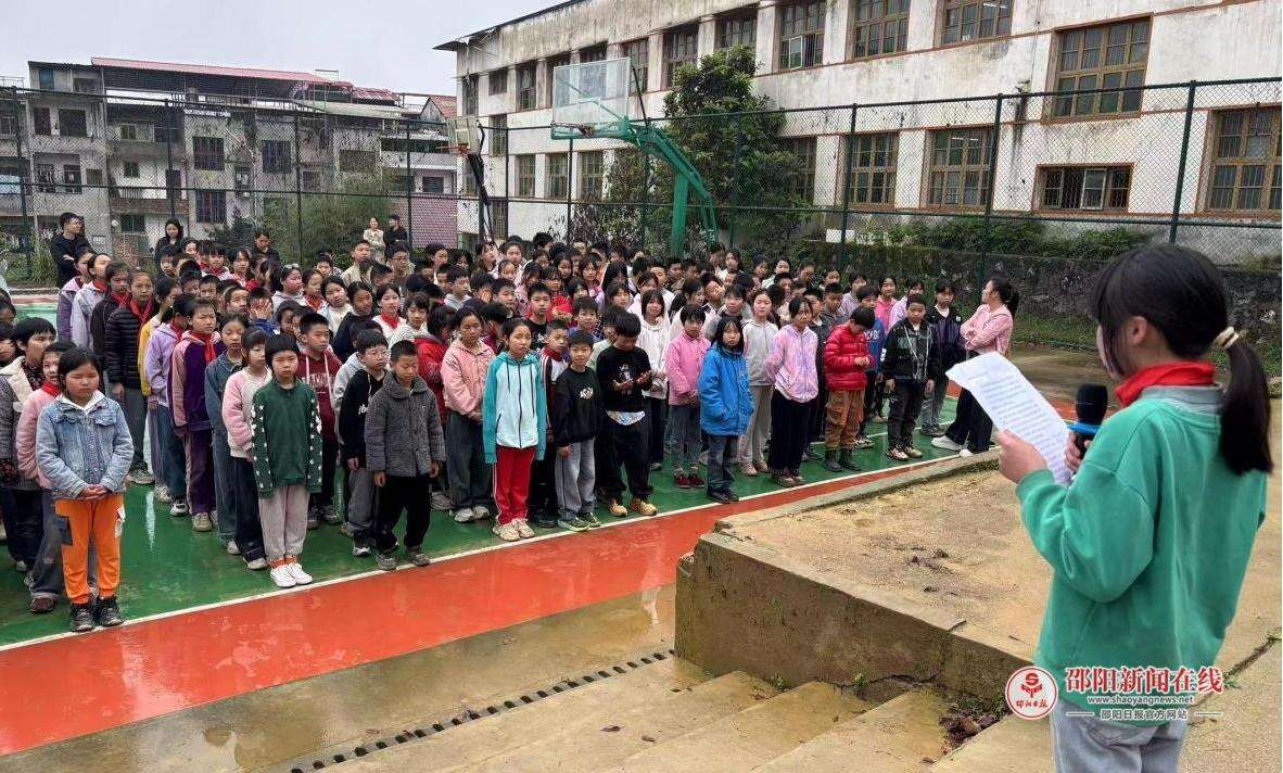 武冈市马坪乡中心小学举行主题升旗仪式