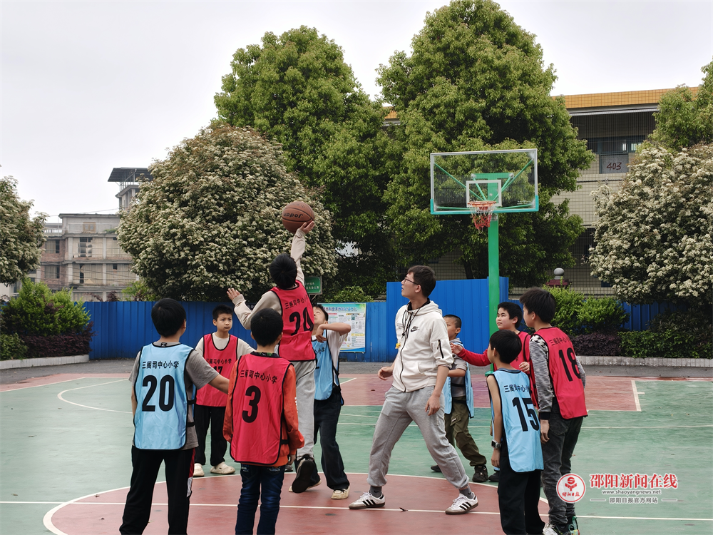 隆回县三阁司镇中心小学五年级篮球联赛燃情开战