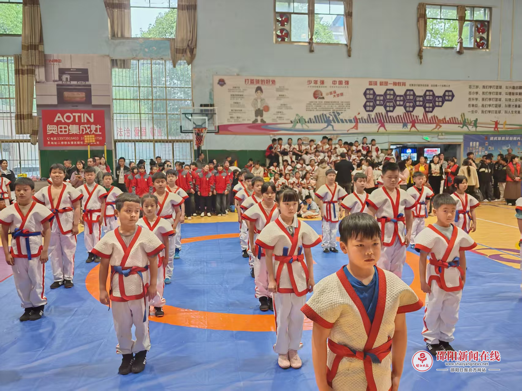 隆回县群贤小学在县摔跤比赛中喜获丰收