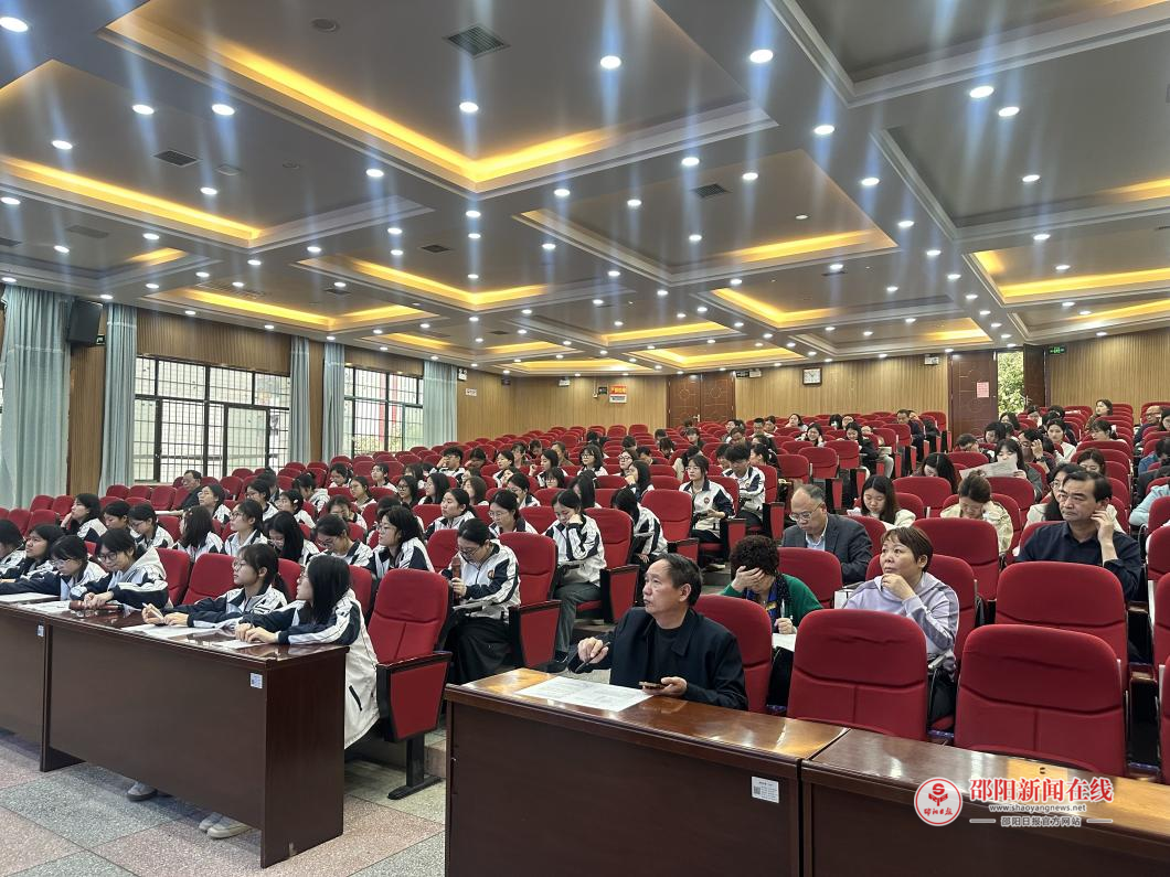 2026年新邵县教育教学开放周暨刘青桂高中语文名师工作室四月线下研修活动在新邵一中举行