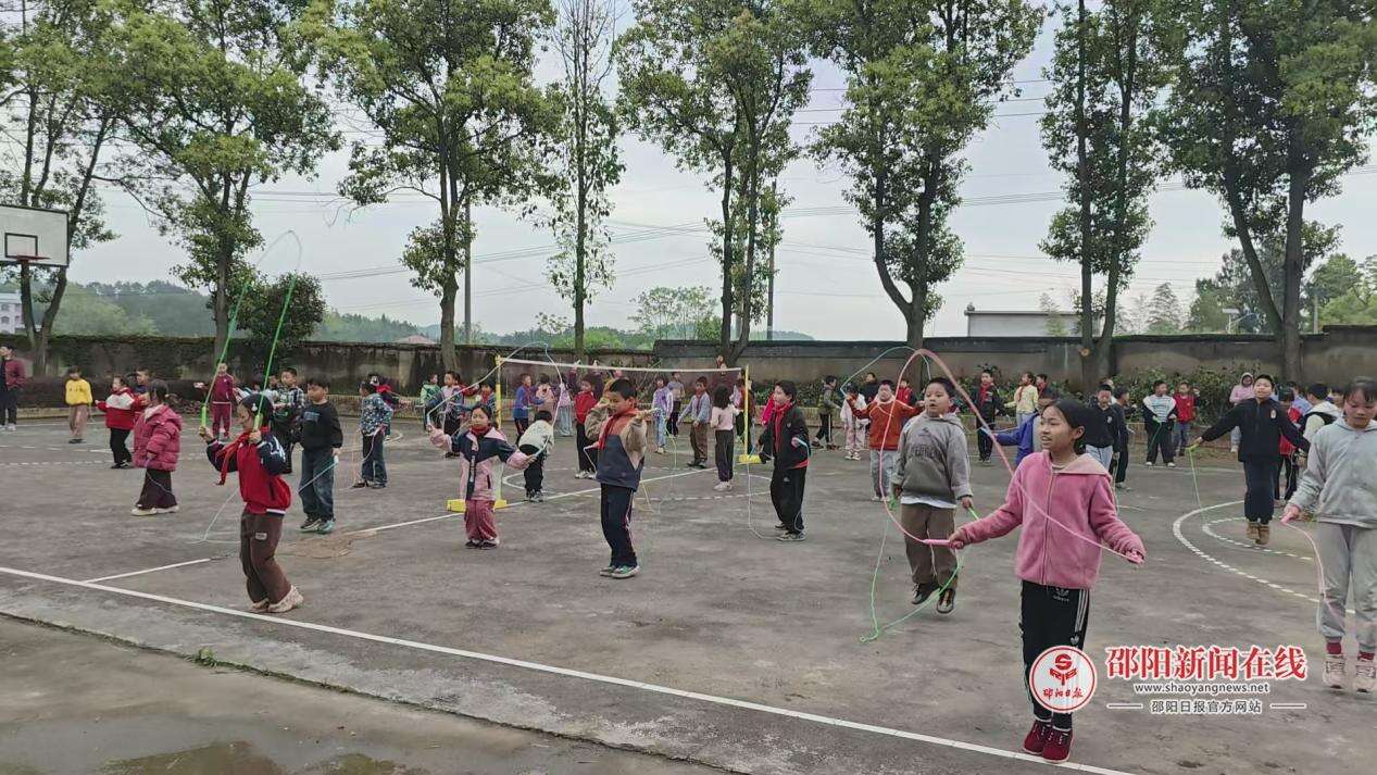 洞口县黄桥镇清风完全小学开展大课间跳绳活动