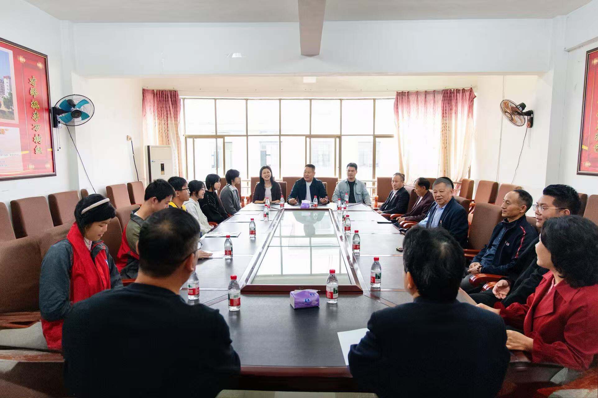 “福城一家亲·帮扶你我行”资助签约暨心理辅导活动在城步一中举办
