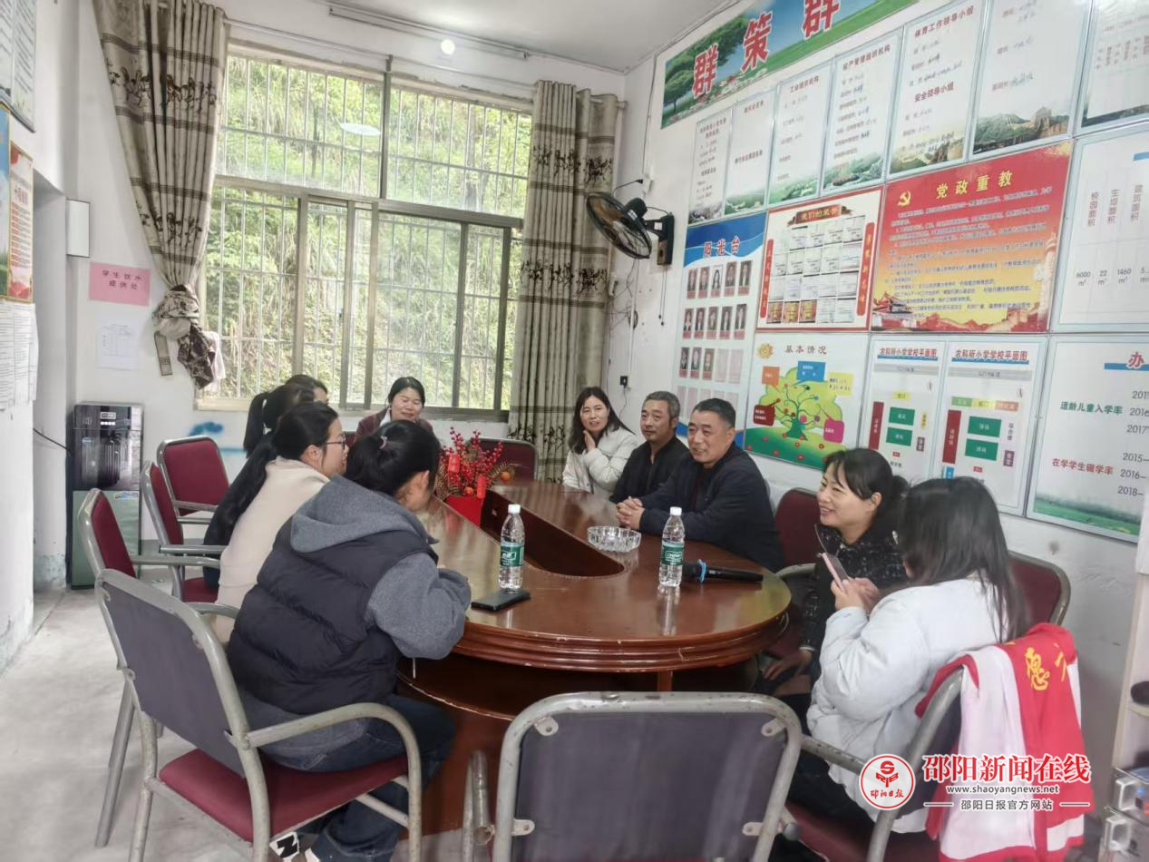 隆回县七江镇农科所完全小学召开膳食家长委员会会议