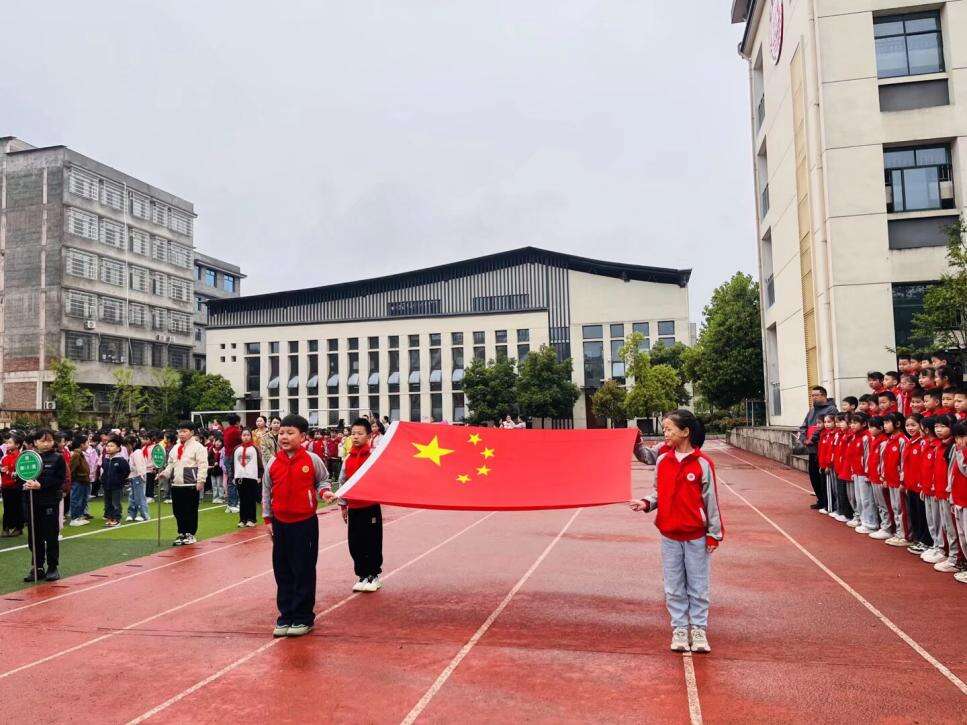 武冈市幸福芙蓉学校举行“书香润心灵 阅读致远方”主题升旗仪式