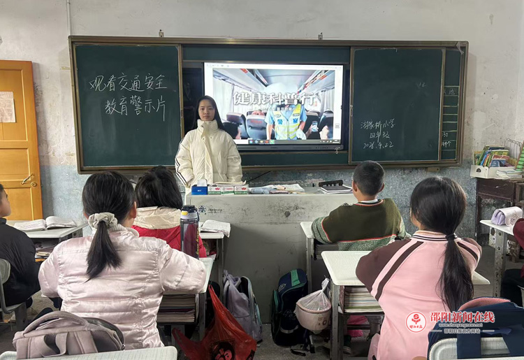 隆回县金石桥镇游家桥小学组织观看交通安全警示教育片