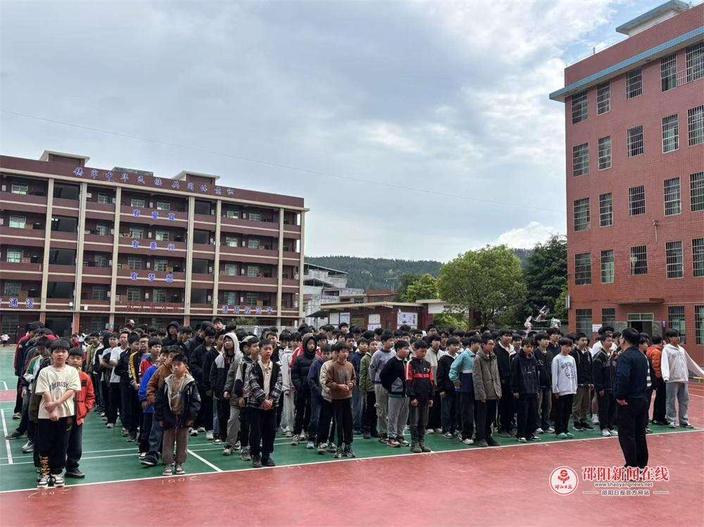 隆回县荷香桥镇桐木桥九年义务制学校举办男生安全主题教育宣讲会