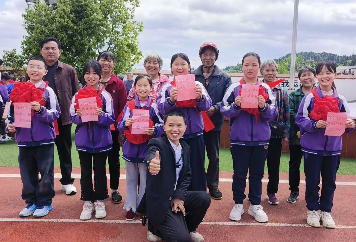 “攒劲读书，奖个小猪”公益活动走进洞口县黄桥镇九峰完全小学