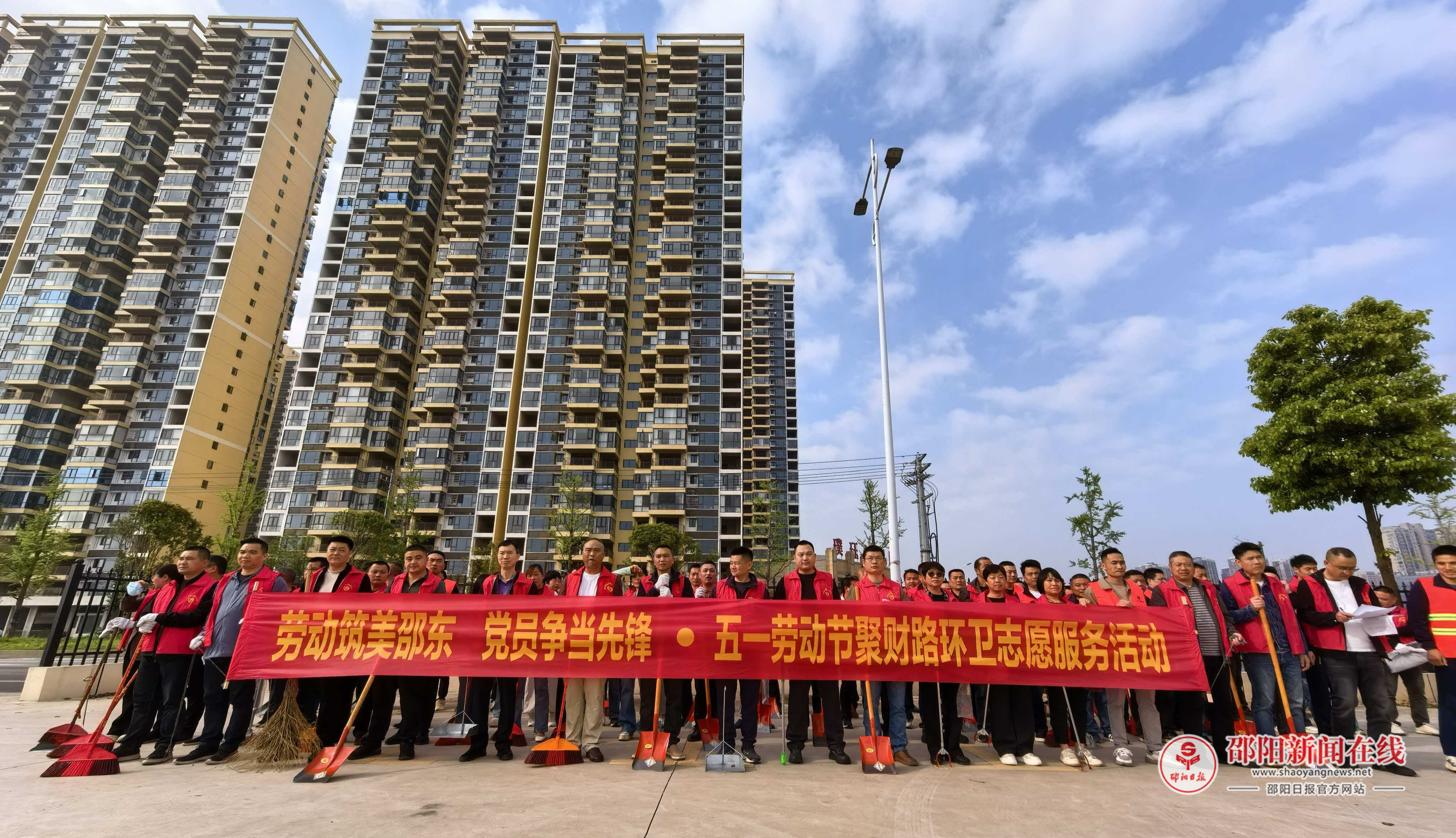 邵东市市容环境卫生服务中心开展五一节前环境卫生清扫保洁活动