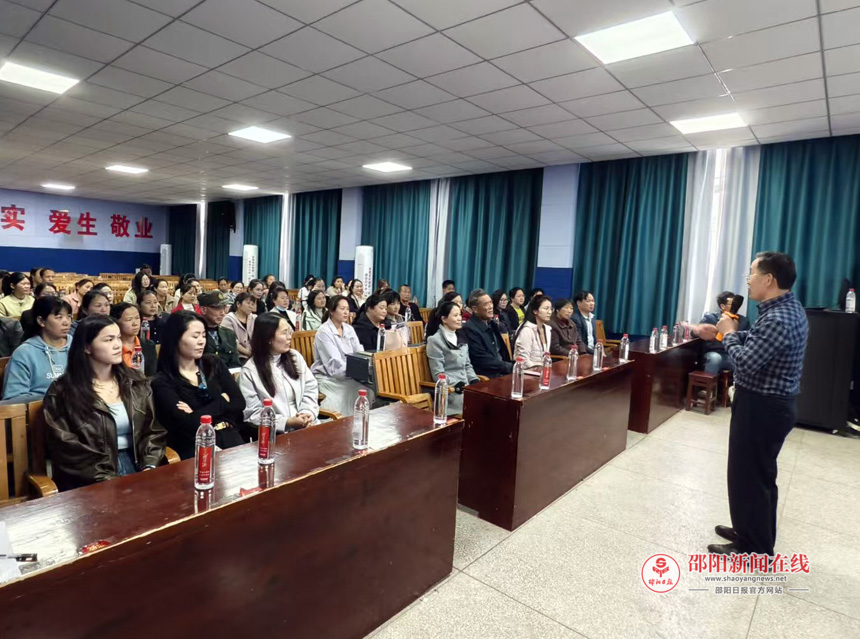 隆回县关工委家庭教育宣讲走进紫阳中学