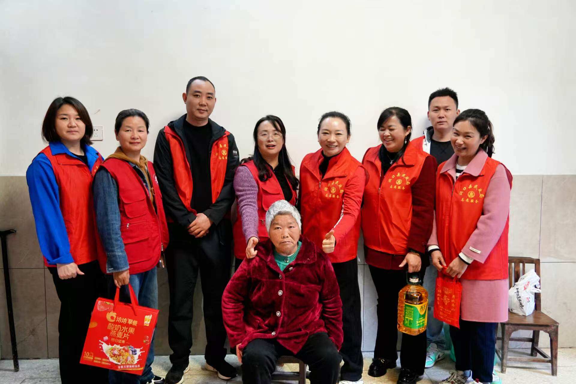洞口县民政局开展“春暖相伴 健康启航”关爱特殊困境老人志愿服务活动