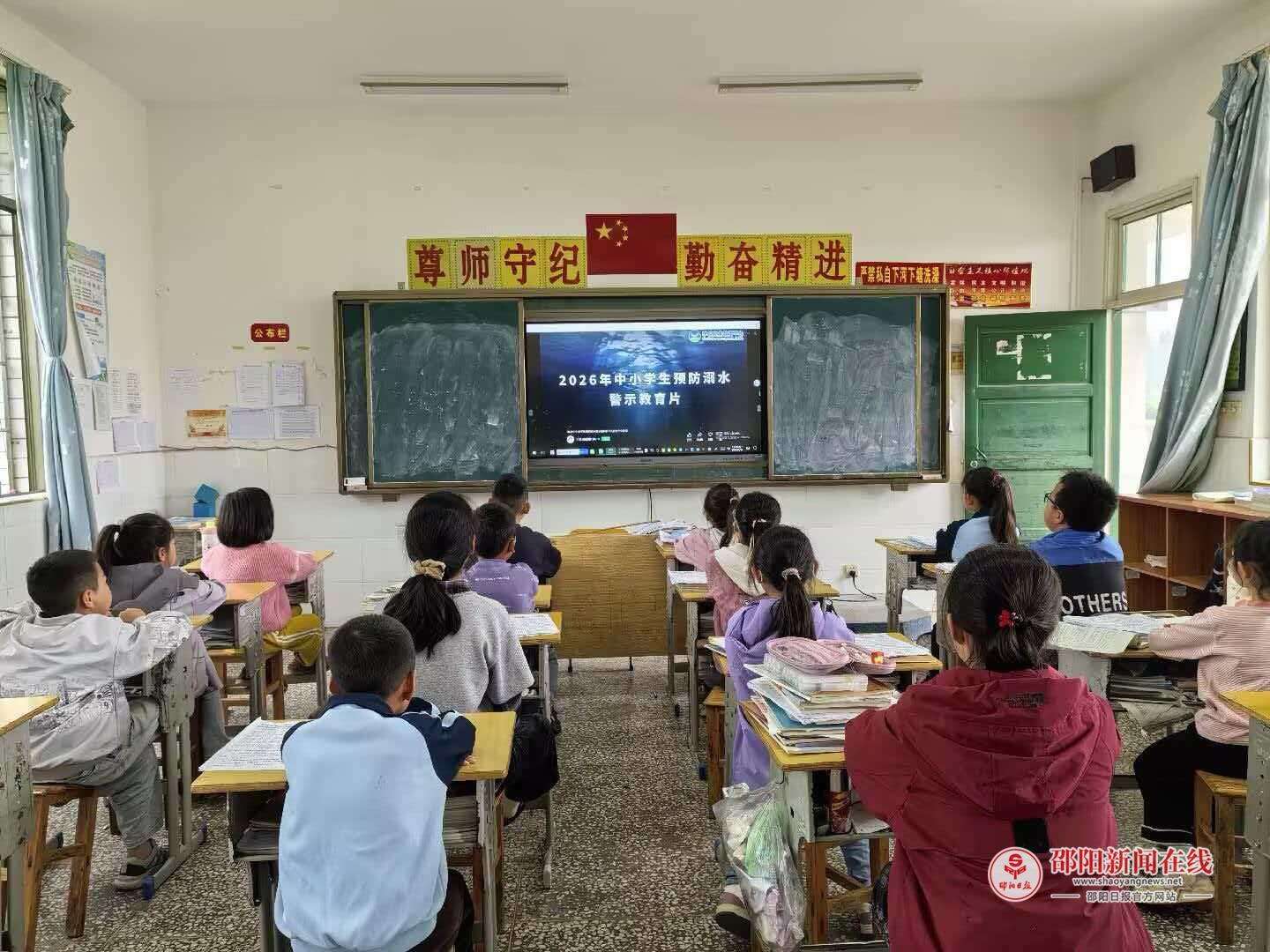 洞口县竹市镇新西完全小学组织师生观看防溺水警示教育片
