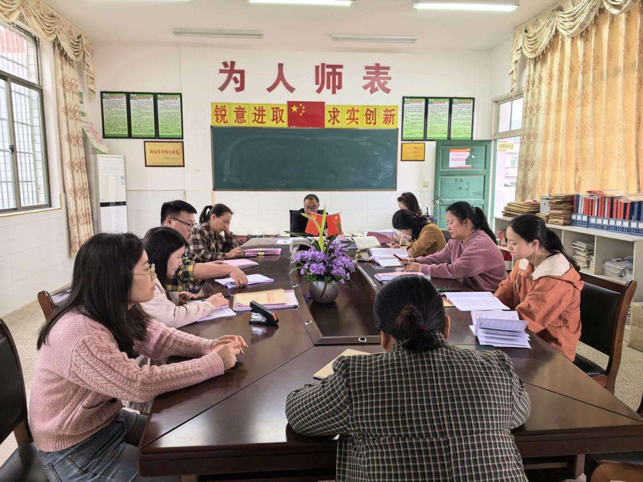 洞口县竹市镇新西完全小学召开五一假前安全专题部署会议