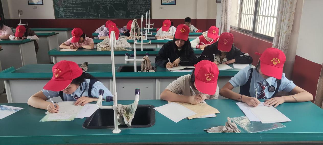 武冈市荆竹铺镇中学举行“翰墨传红色 笔锋绘初心”书法比赛活动