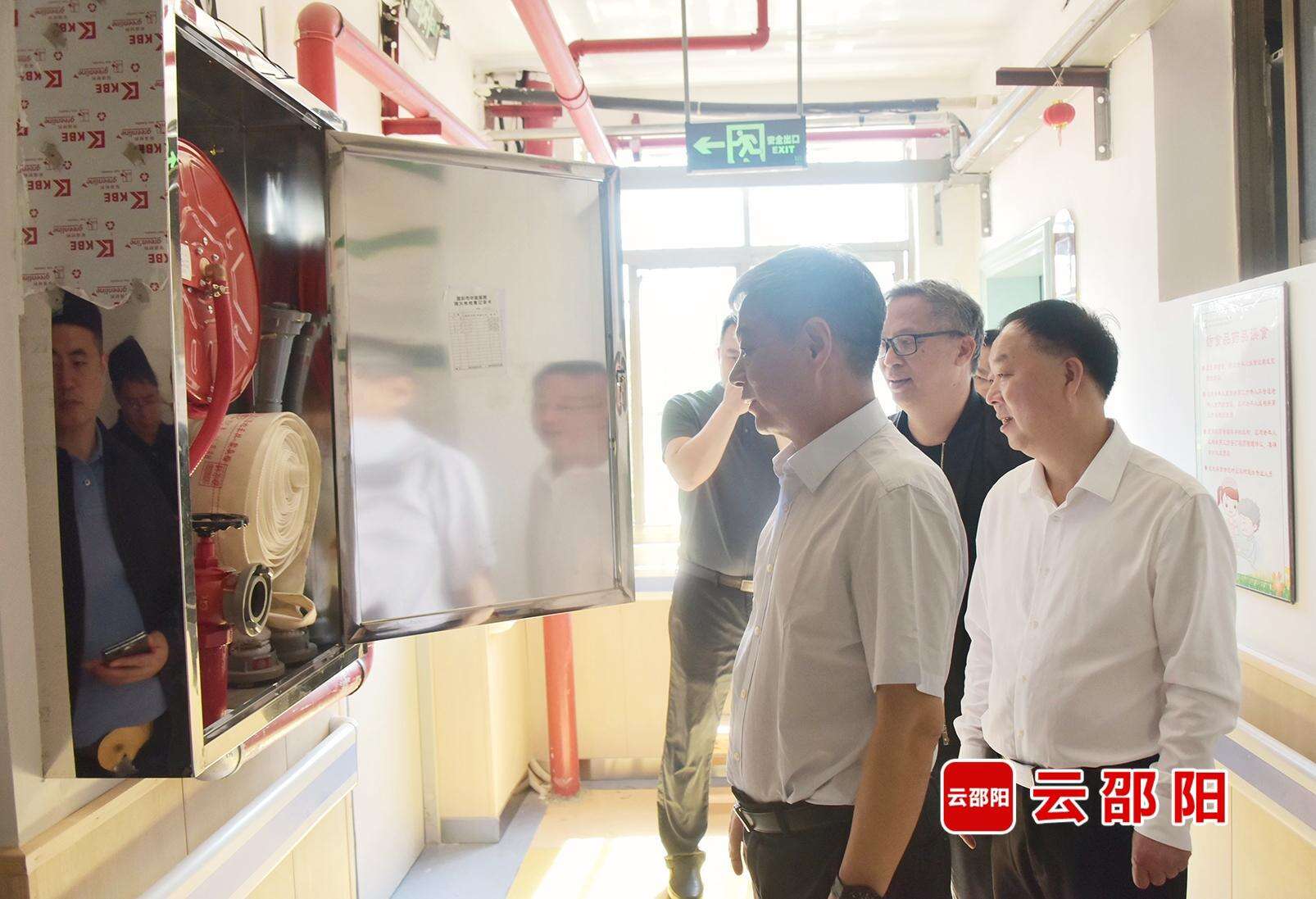 严华在市中医医院北塔院区医养中心暗访消防安全工作东市怡卉园等地,检查高层建筑和人员密集场所消防安全工作,对发现的问题现场进行交办。他强调,全市上下要清醒认识安全生产面临的严峻形势,坚决克服麻痹思想、侥幸心理,压紧压实各方责任,聚焦烟花爆竹、道路交通、危化品、建筑施工、特种设备、消防安全等重点行业领域以及旅游景区、大型商超、学校医院、养老机构等重点场所,加强安全巡查检查,动真碰硬排查整治隐患,不断提升本质安全水平,切实保障人民群众生命财产安全。