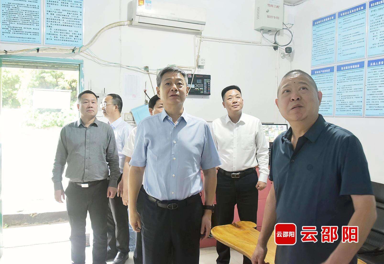 严华在邵东市腾达烟花爆竹有限公司暗访安全生产工作。