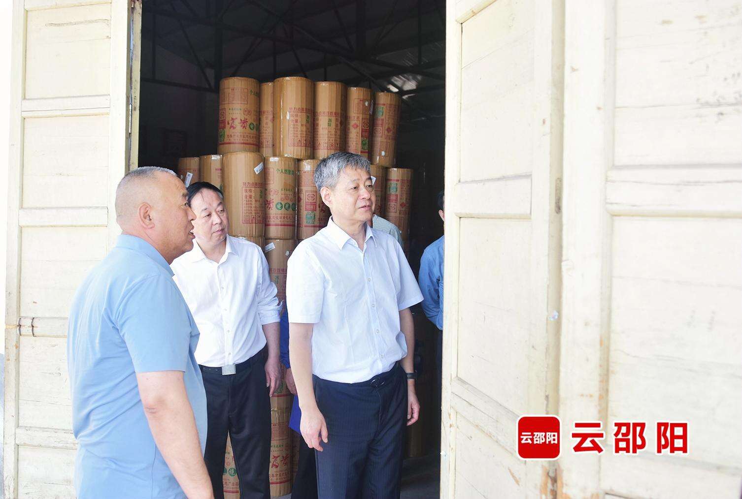 严华在北塔区安顺烟花爆竹经营有限公司暗访安全生产工作。