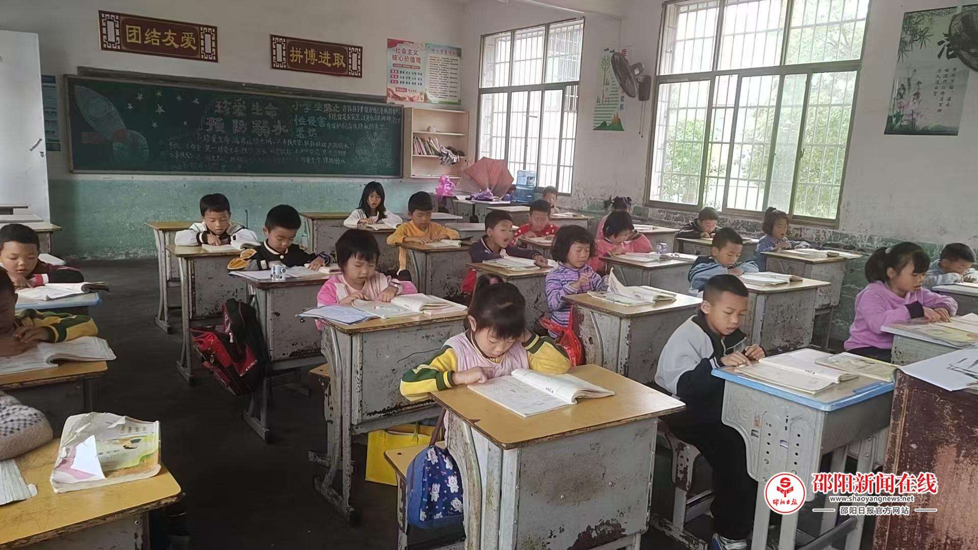 武冈市邓家铺镇石龙小学开展“全民阅读周”活动