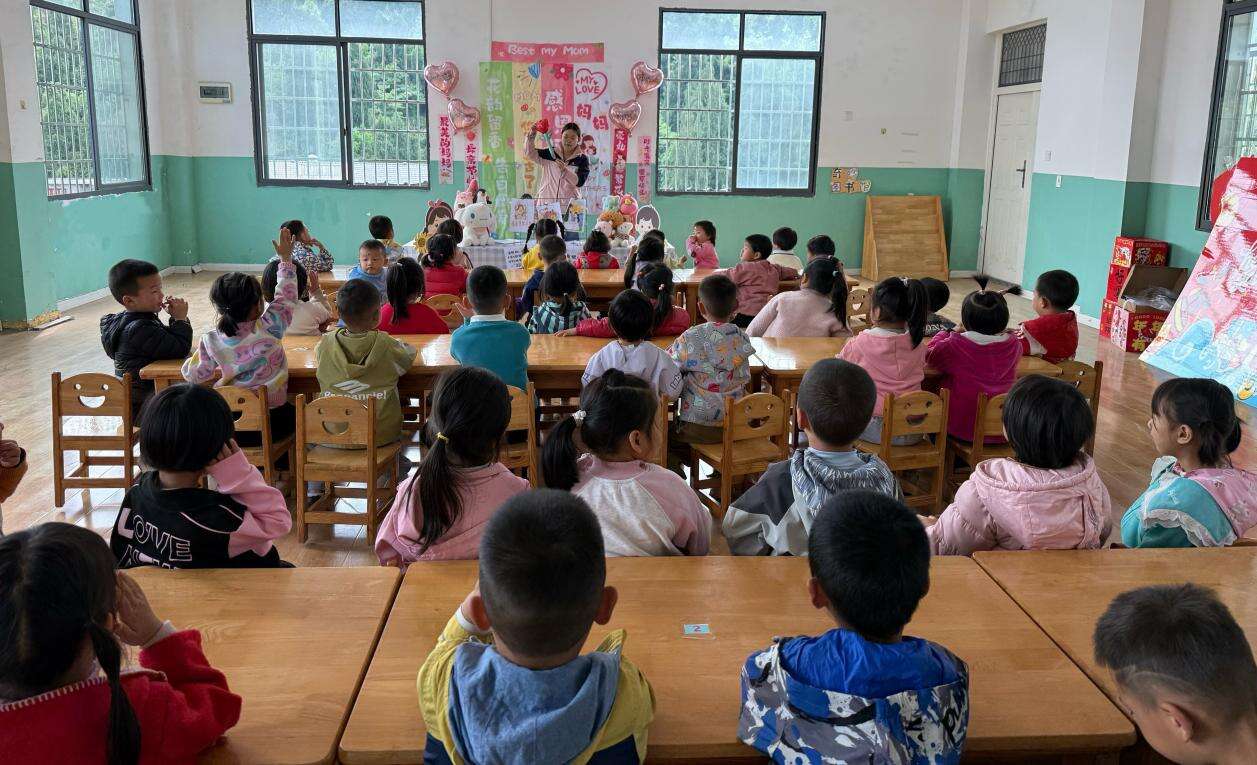 武冈市司马冲镇中心幼儿园开展“感恩母爱 花漾告白”主题手工活动