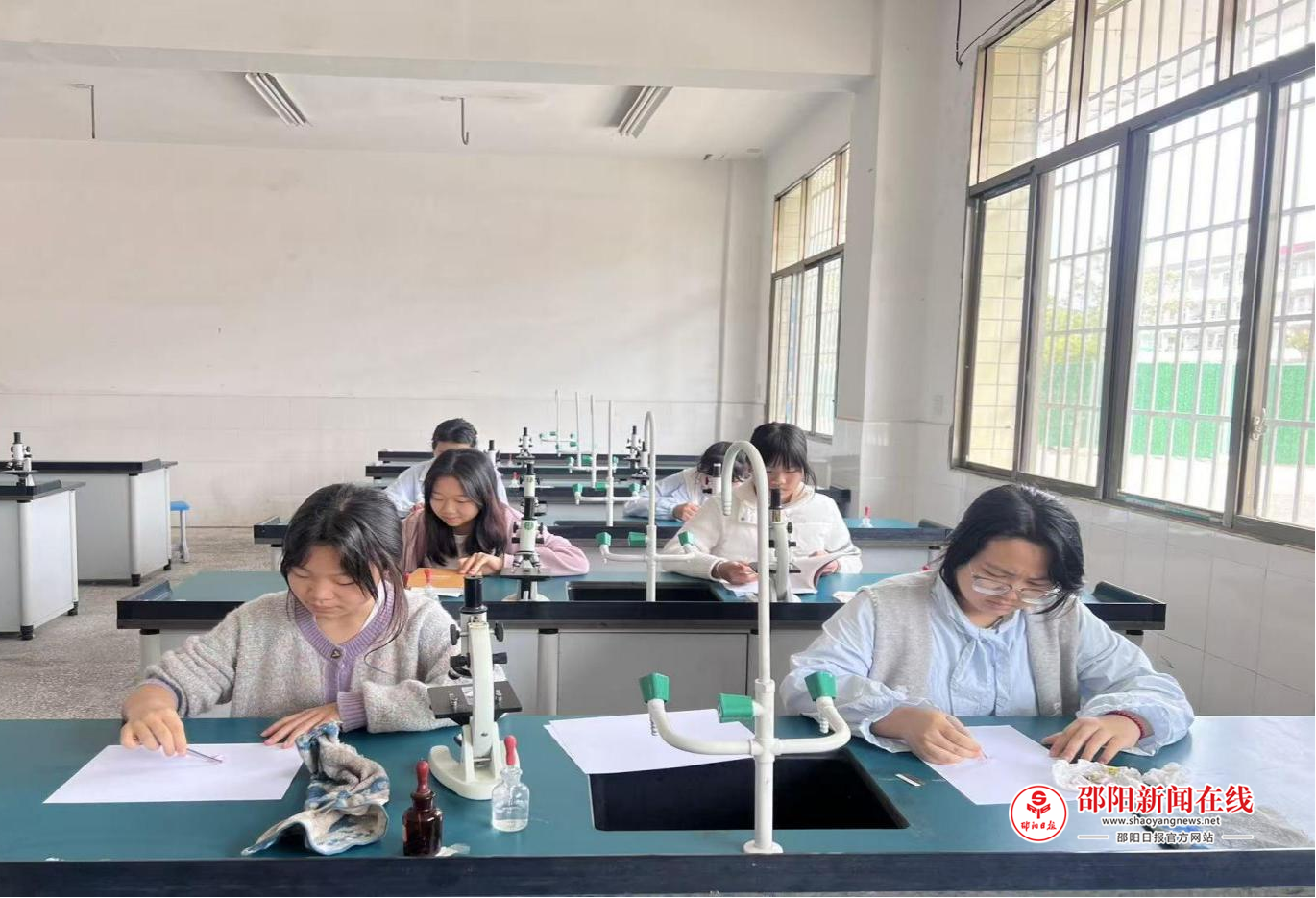 隆回县山界回族乡罗白九年义务制学校开展野生花卉标本制作实践活动