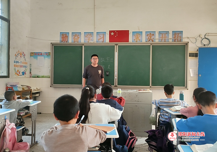 隆回县金石桥镇新良小学开展防性侵安全教育主题班会