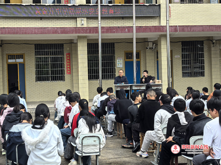 隆回县金石桥镇黄金井中学举办防溺水暨交通安全教育专题会议