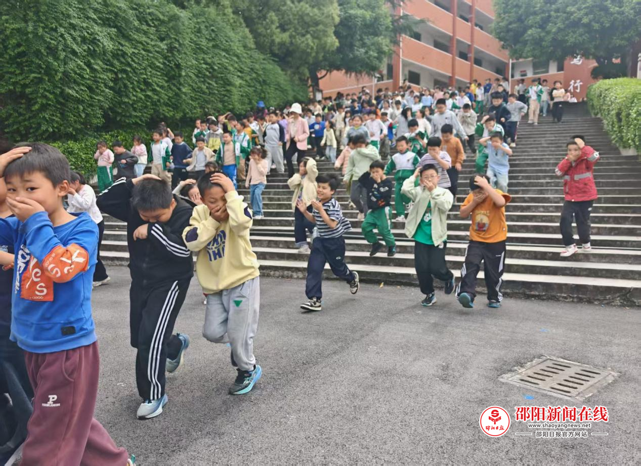 隆回县群贤小学开展2026年上学期消防应急疏散演练活动