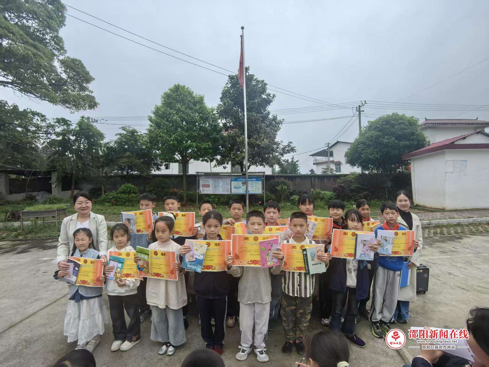 洞口县花园镇巷子完全小学举办“书香润孝行”主题活动总结表扬会