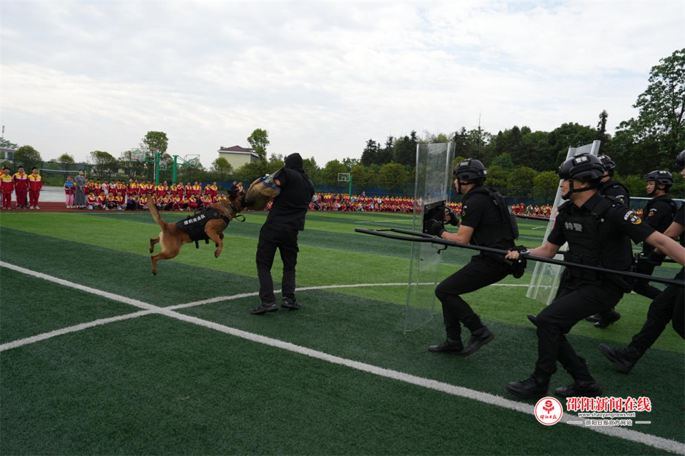 洞口县公安局巡特警大队联合洞口县第二芙蓉学校开展校园反恐实战演练活动