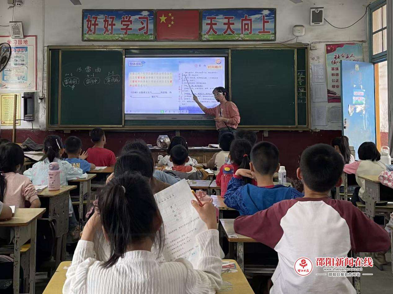武冈市邓元泰镇城西九年制学校开展文科教研活动