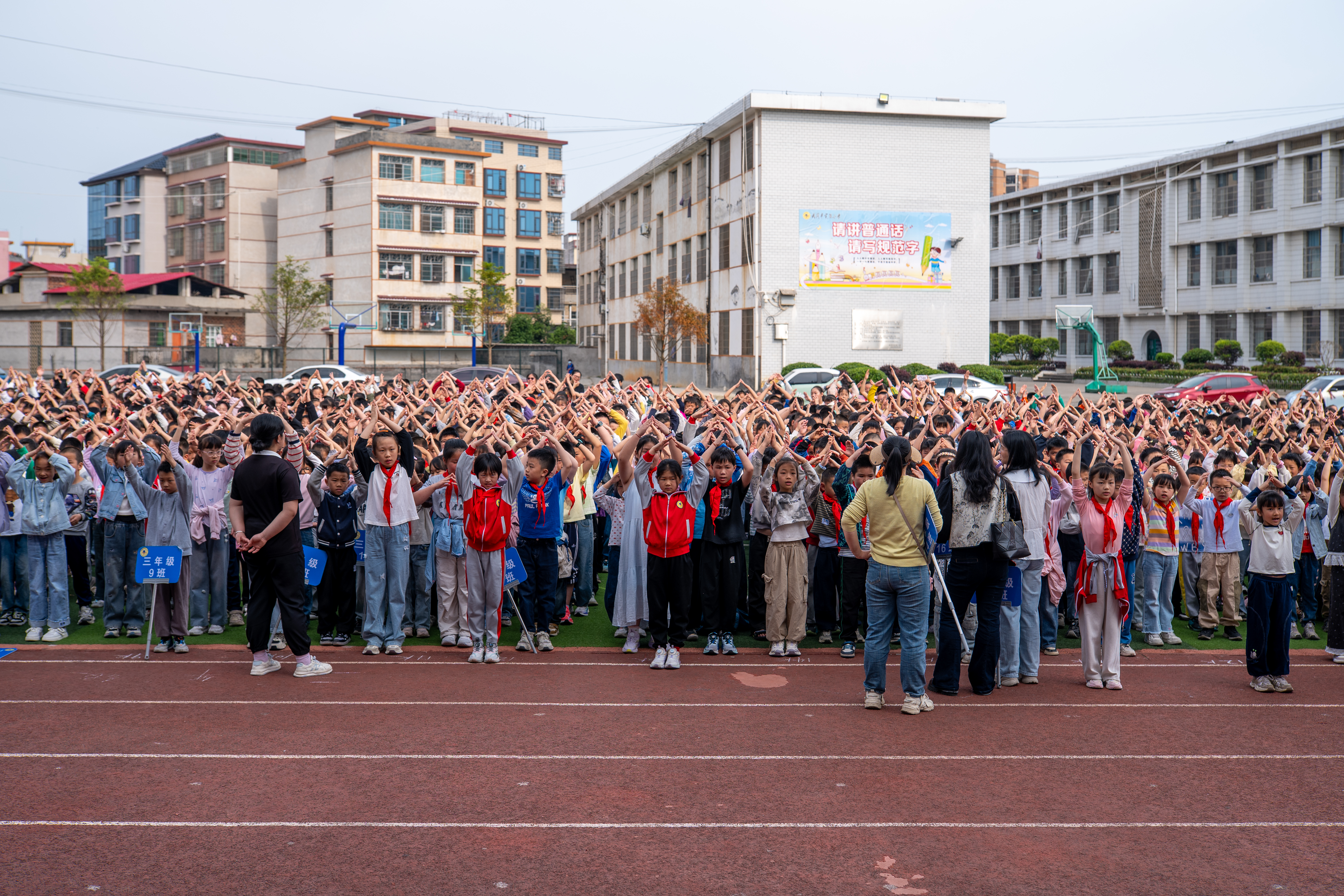 武冈市实验小学开展“养成文明卫生习惯 争做实小阳光少年”国旗下主题讲话活动