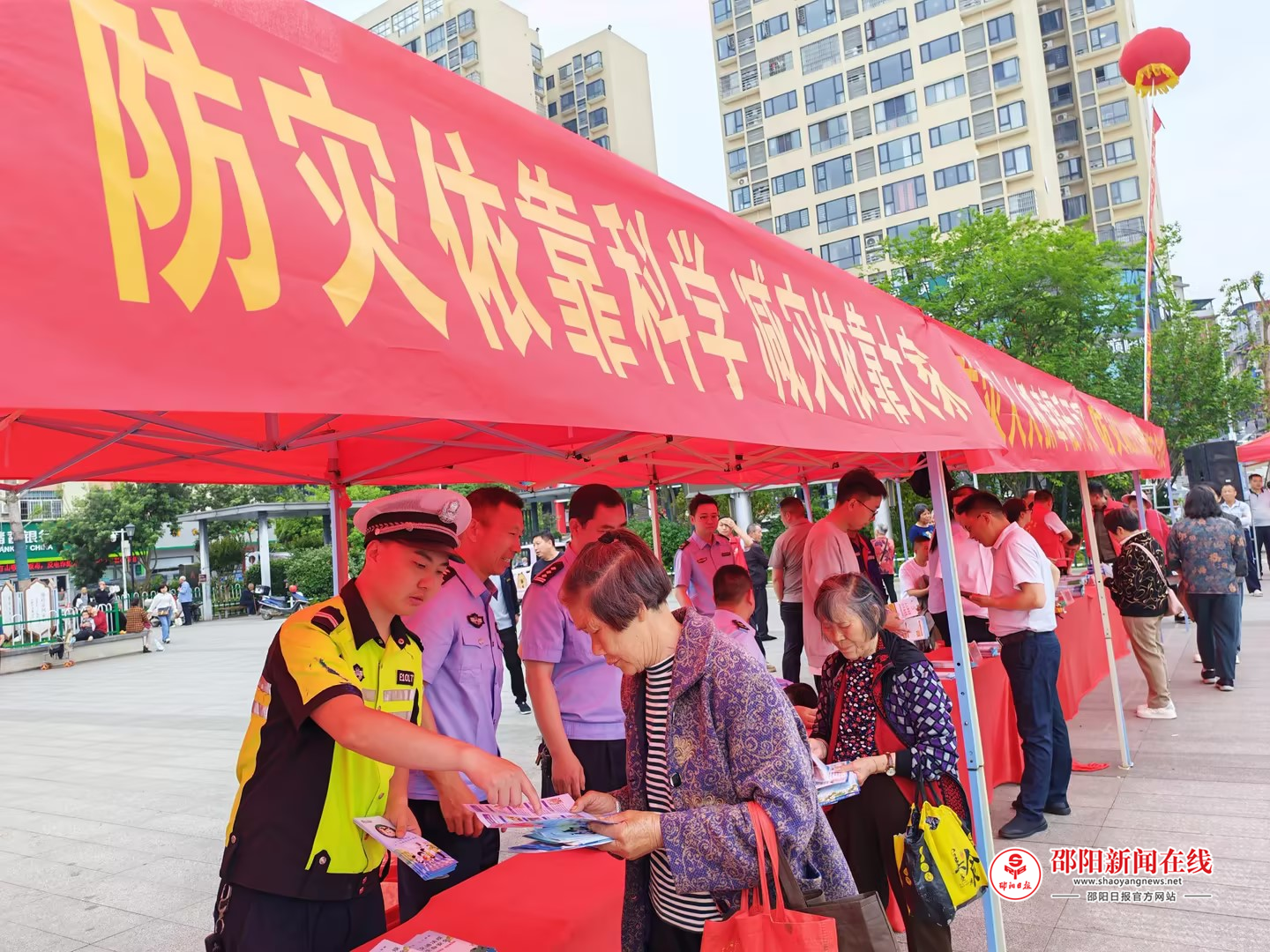 隆回县公安交管部门以“全国防灾减灾日”为契机开展交通安全宣传