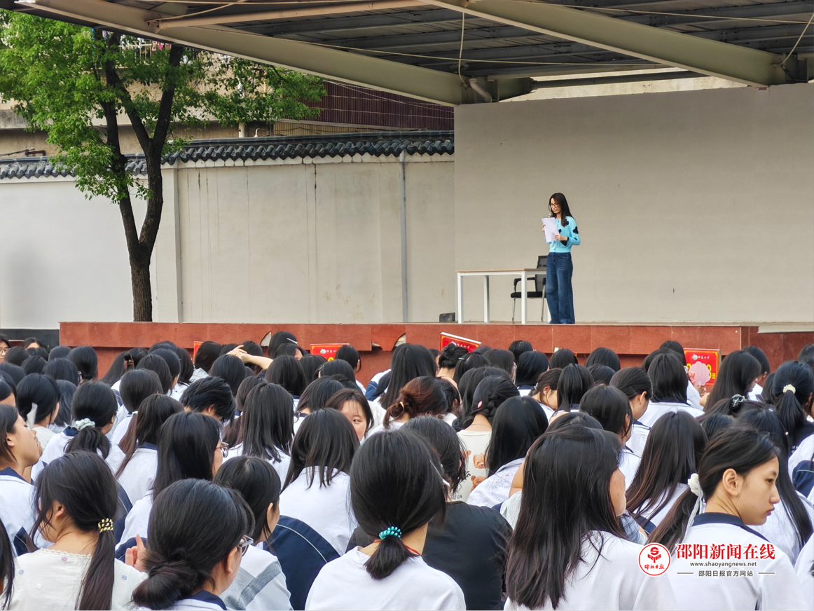 邵东十中举办女生防性侵安全教育专题讲座