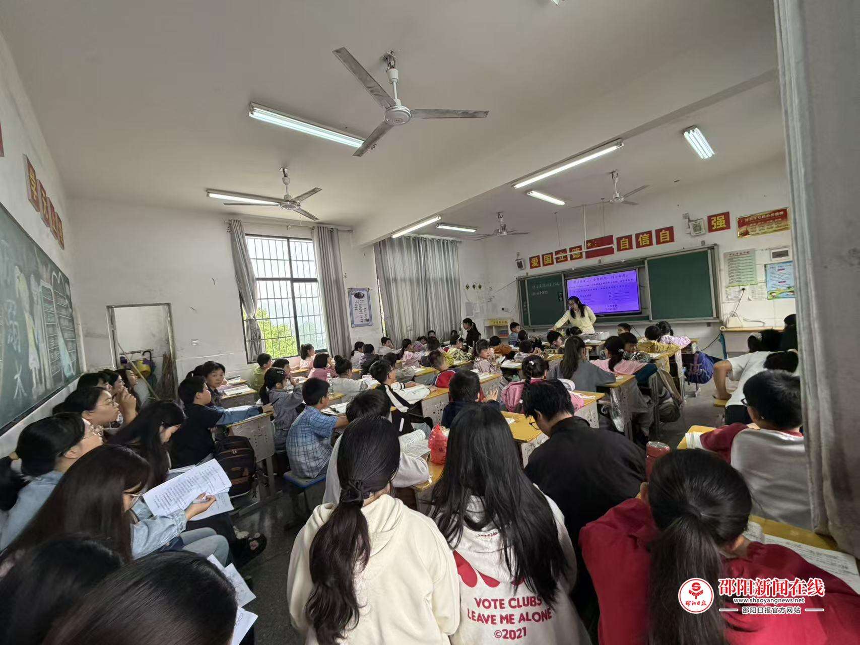 隆回县曾旭平小学语文名师工作室送教下乡活动走进荷香桥镇中心小学