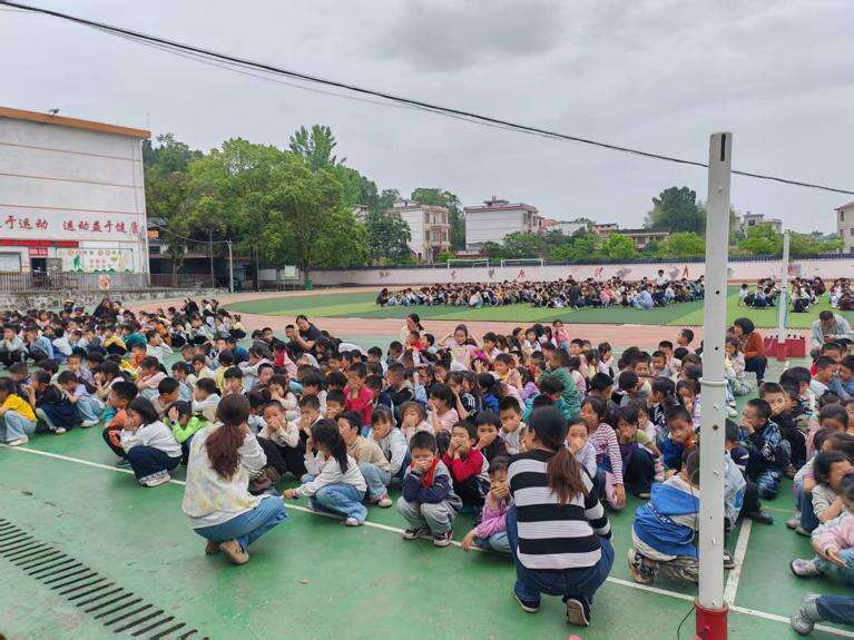 武冈市湾头桥镇中心小学开展消防应急疏散演练活动