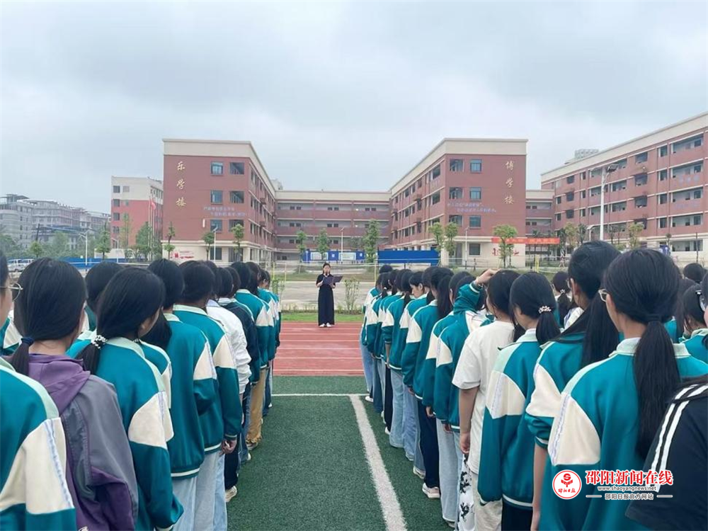 隆回县花门街道花门学校召开初中部女生专题会议