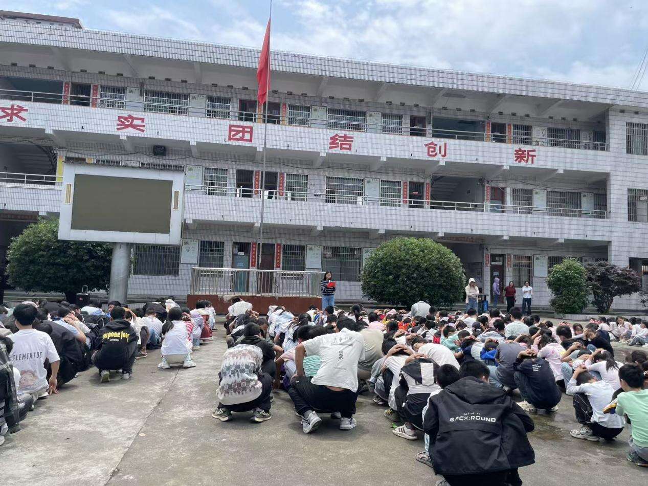 武冈市邓元泰镇城西九年制学校开展地震应急疏散演练活动