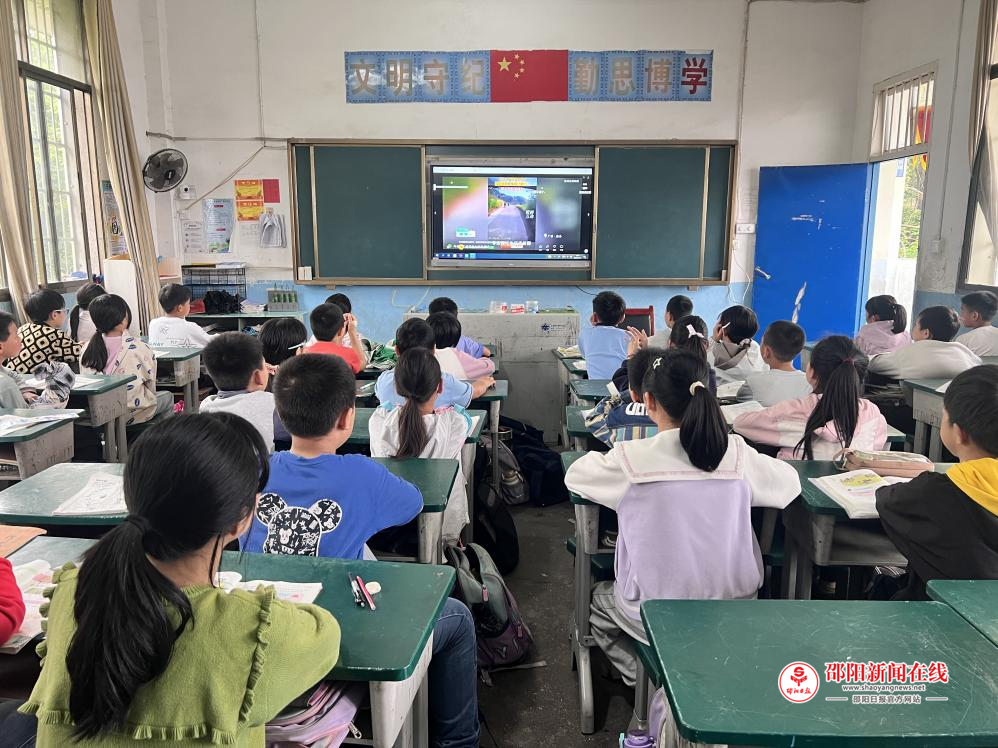 隆回县周旺镇中心小学组织全体学生集中观看交通安全警示视频