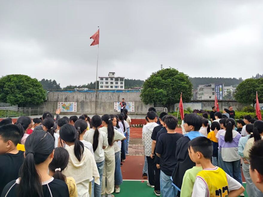 洞口县花园镇中心小学开展消防应急演练活动