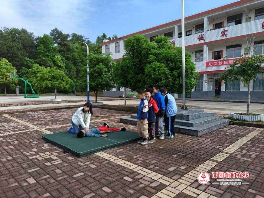 洞口县竹市镇新西完全小学开展防溺水应急演练活动