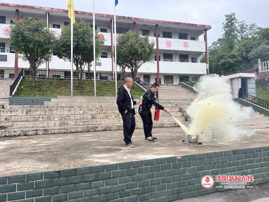 隆回县周旺镇中心小学开展灭火器使用实操学习活动